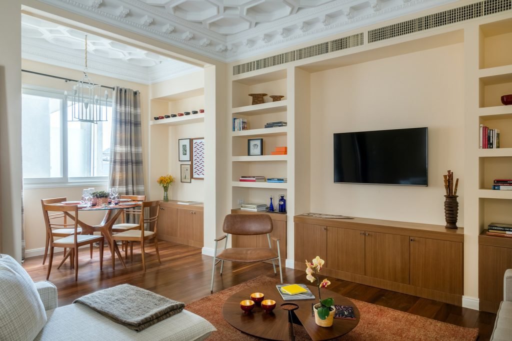 how to decorate a coffee table