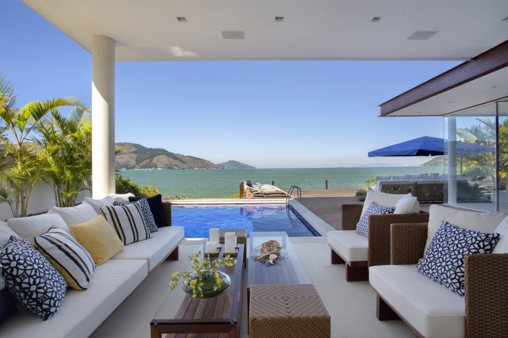 how to decorate a coffee table