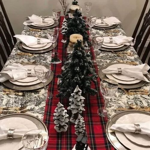 The decoration of the festive table is the central element 