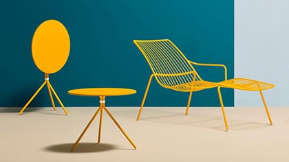 Three-legged table and sunbed from the NOLITA collection