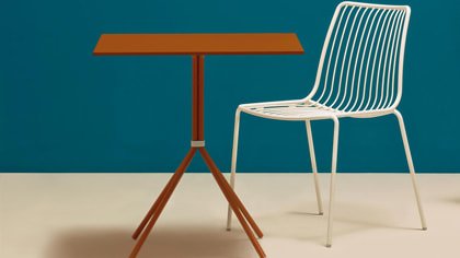 Four-legged table and metal chair from the NOLITA collection