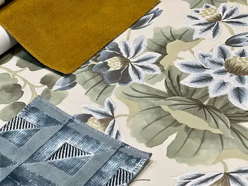 Among the 2023 wallpaper trends, floral and botanical motifs stand out but also textured wallpaper that imitates three-dimensional materials and effects