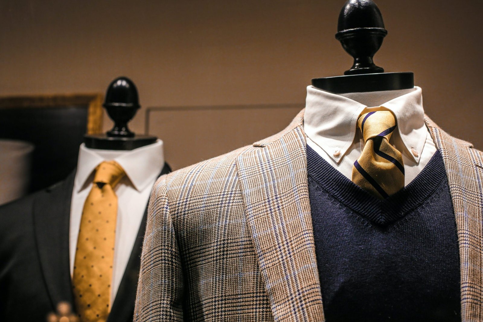 Do you want to know how to match clothes in a men's suit?